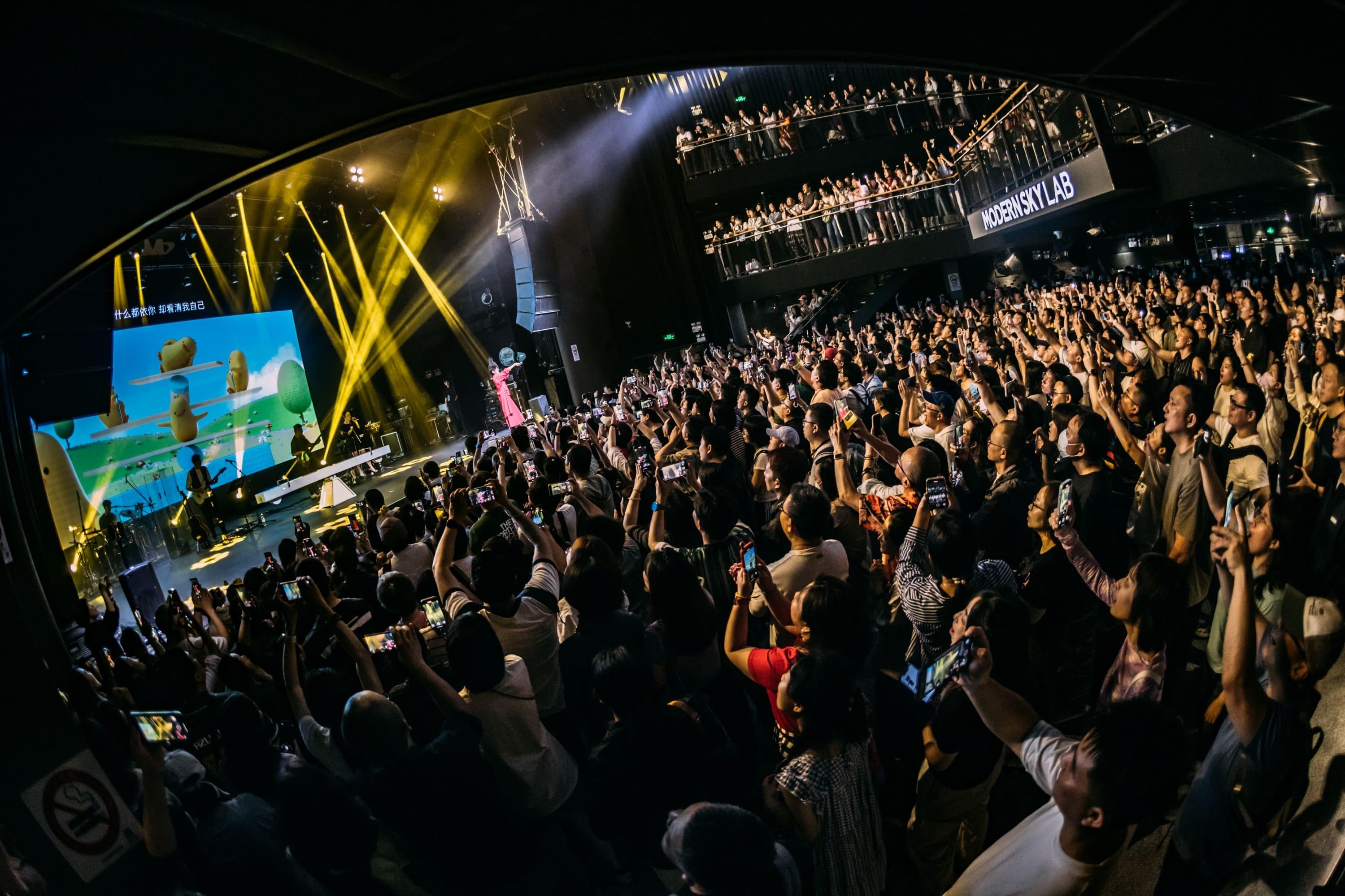 上海場破千名觀眾擠爆現場《鴨子》掀起全場大合唱 。