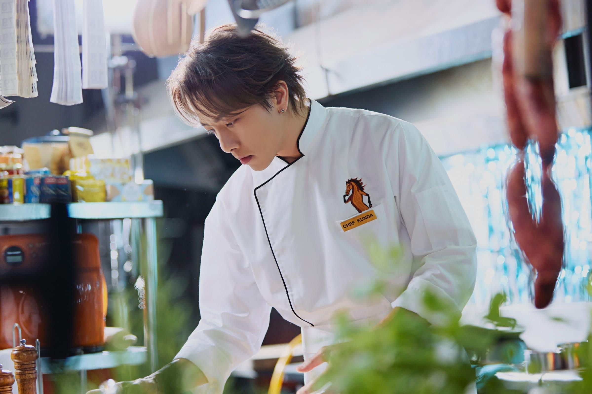 坤達化身五星主廚 料理神手馬上去做菜。