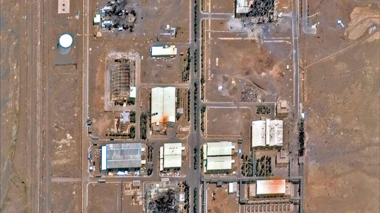 衛星圖片顯示伊朗納坦茲核設施的建築物遭摧毀。該處被指提煉濃縮鈾。(路透社)