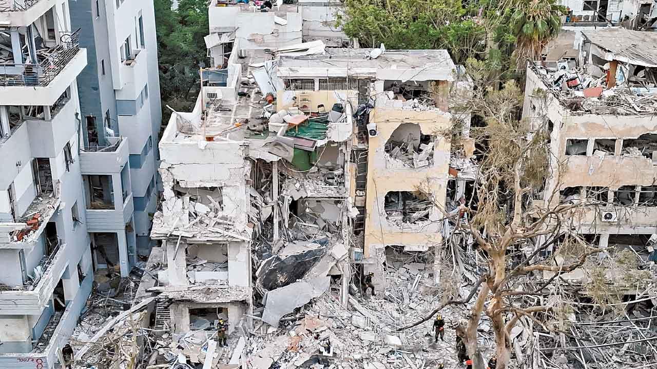 特拉維夫周一清晨再遇襲,住宅遭導彈摧毀。 (路透社)