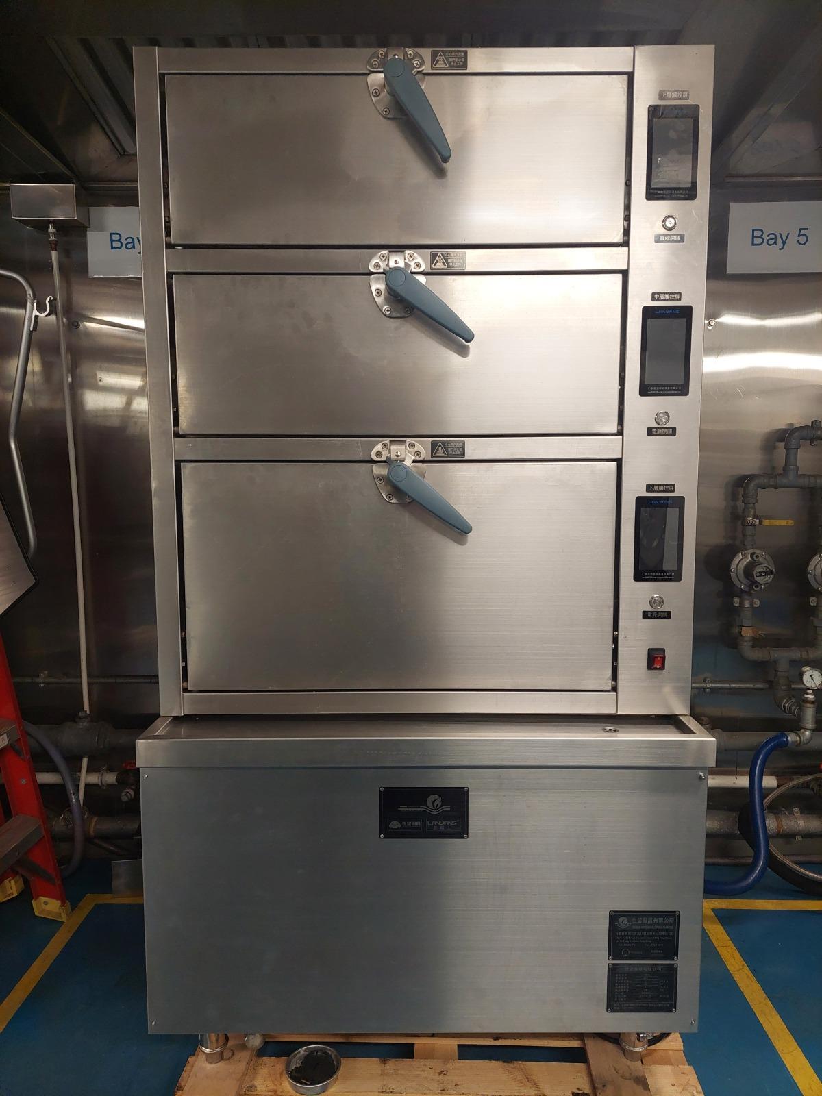 世望發展有限公司的蒸櫃設有三個獨立的蒸氣產生器,並配有強制自動排水功能,可減少產生水垢,保障蒸櫃效能。