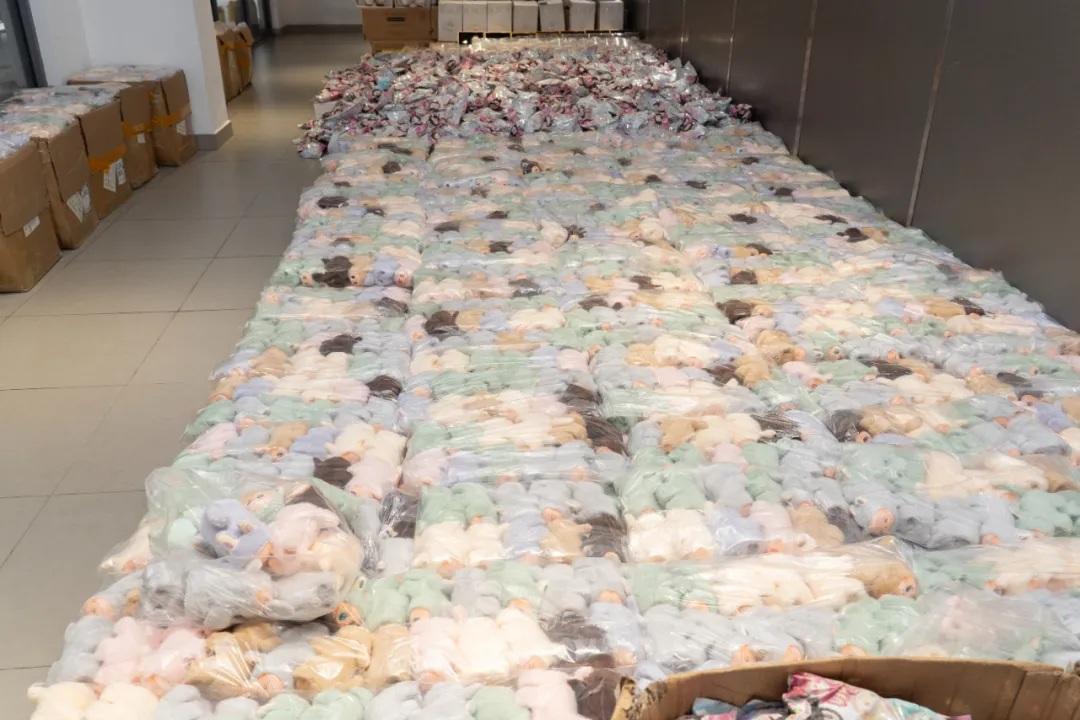 拱北海關人員檢獲逾2萬件假冒「泡泡瑪特」旗下公仔的產品。(海關發布微博)