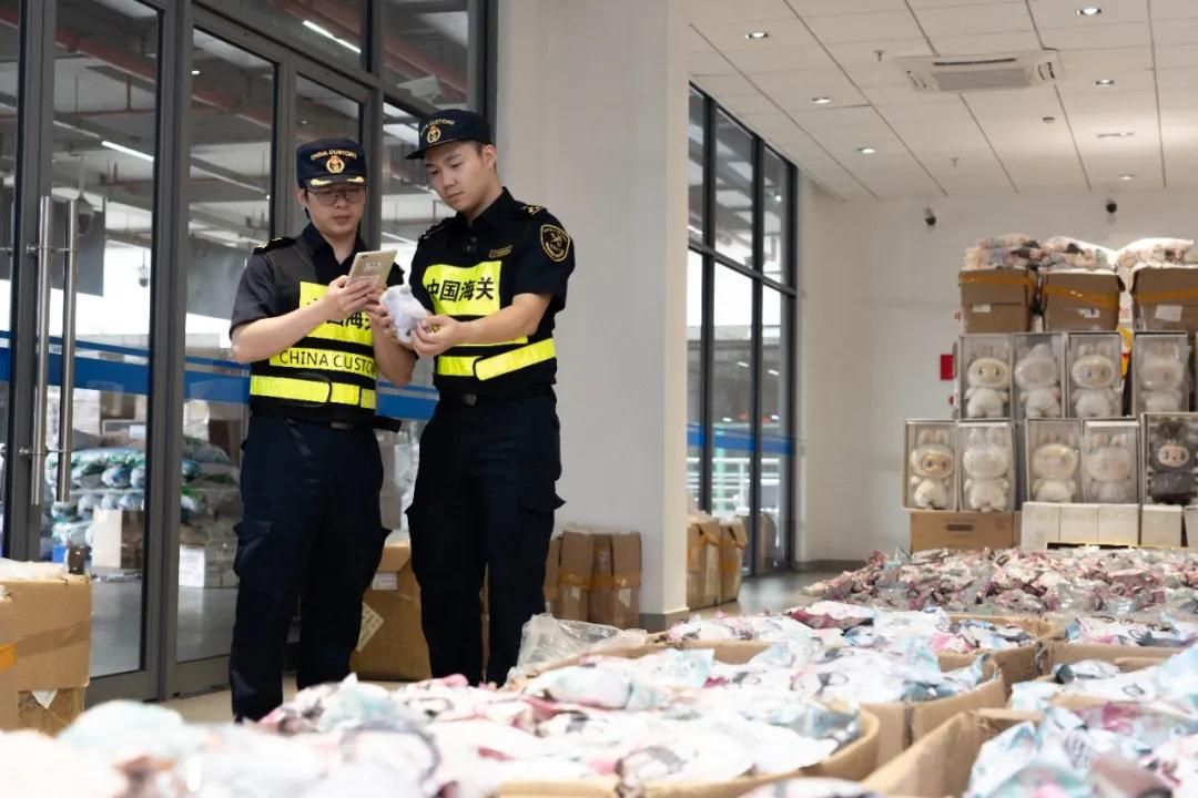 拱北海關人員檢獲逾2萬件假冒「泡泡瑪特」旗下公仔的產品。(海關發布微博)