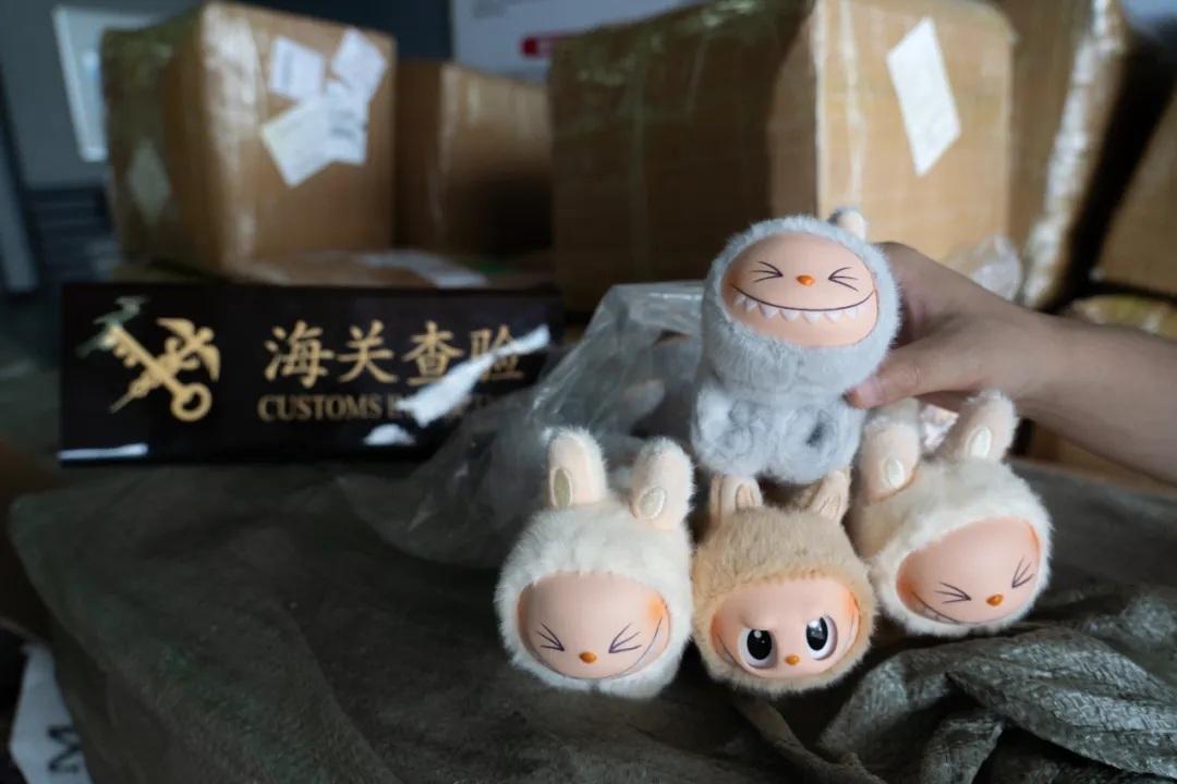 拱北海關人員檢獲逾2萬件假冒「泡泡瑪特」旗下公仔的產品。(海關發布微博)