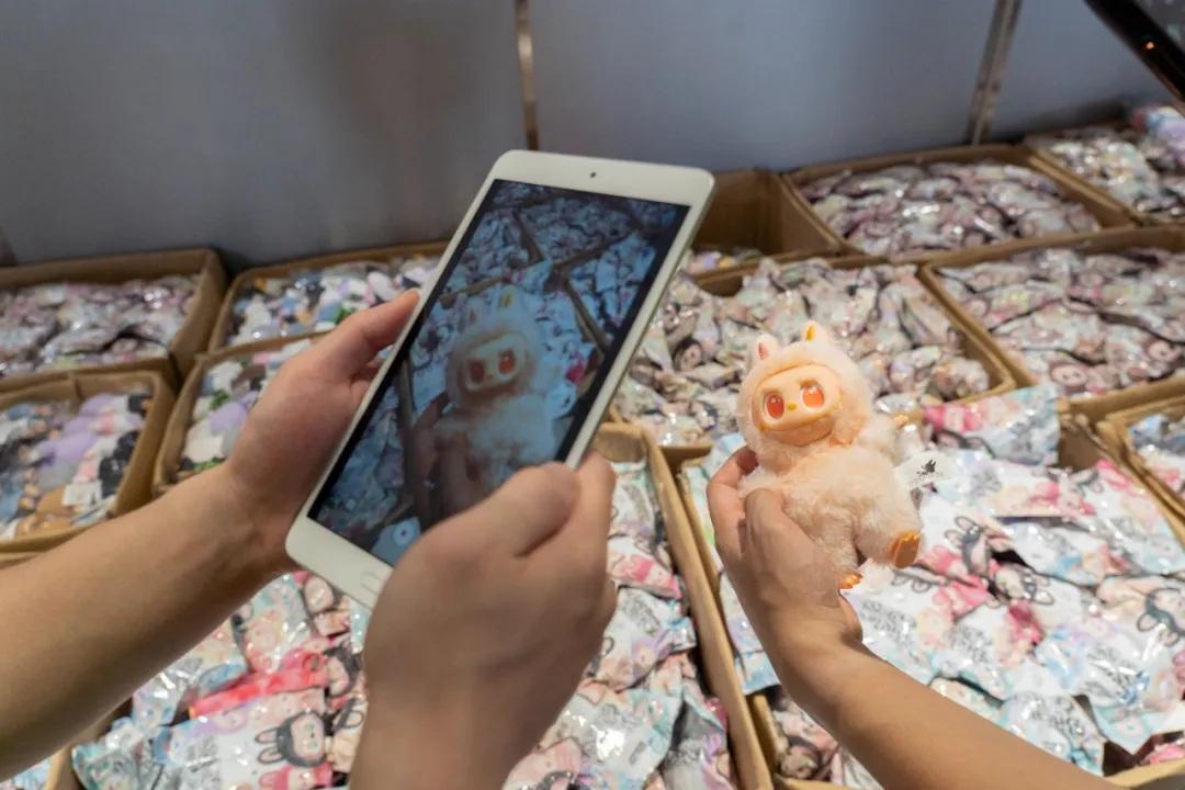 拱北海關人員檢獲逾2萬件假冒「泡泡瑪特」旗下公仔的產品。(海關發布微博)