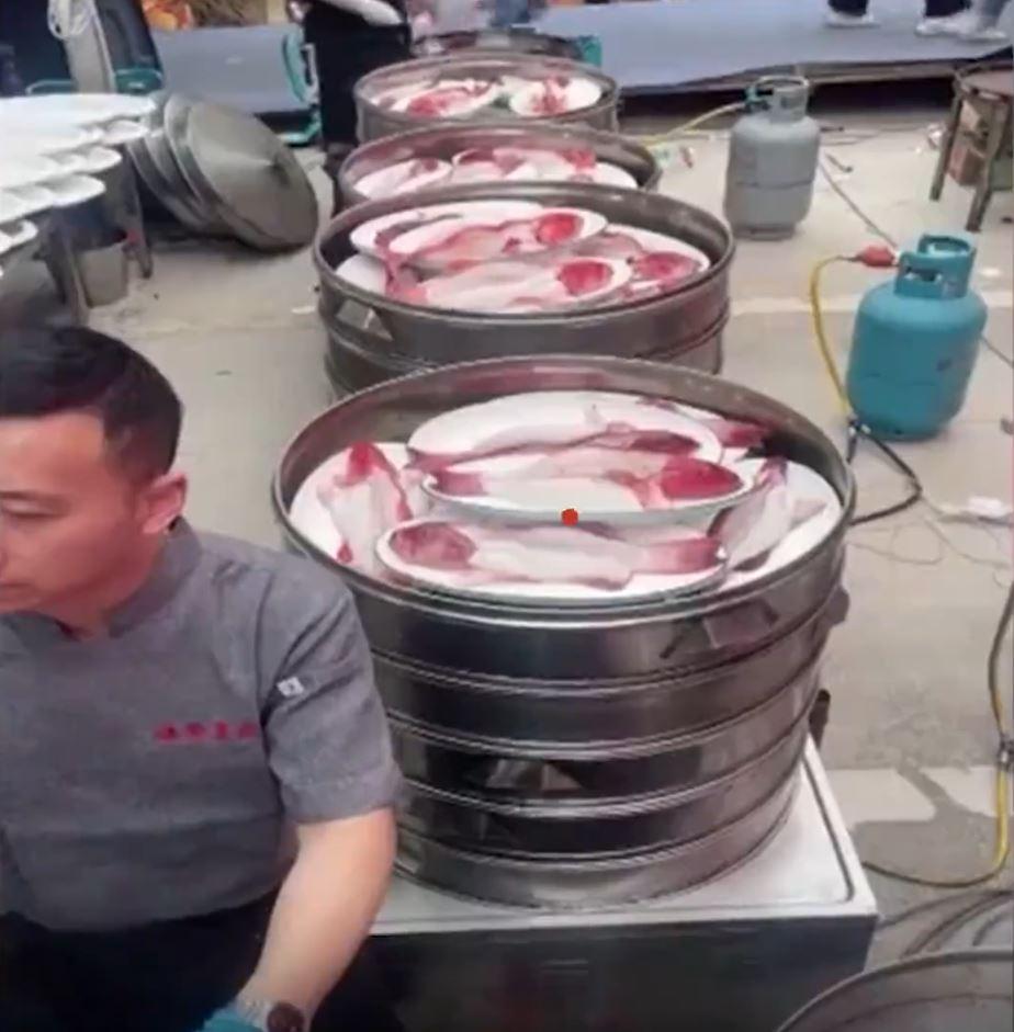 當王師傅向錢姓老闆請款時,對方卻以海鮮總價52萬元人民幣太高為由拒絕付款。