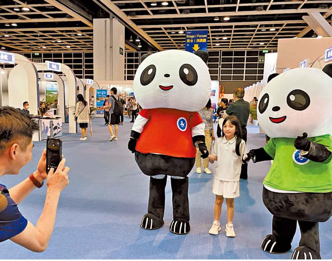 小朋友與熊貓造型人偶拍照留念
