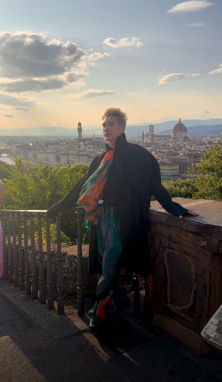 關智斌取景時卻遇到不少華人旅客,成為集郵目標。