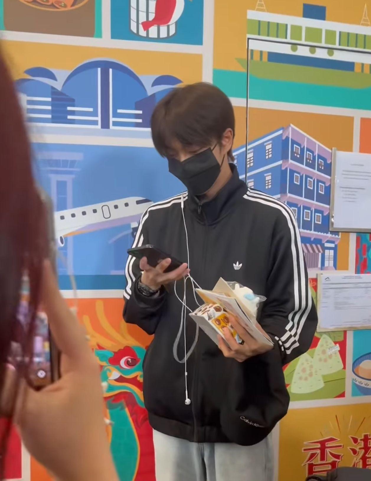 顏秋越收下粉絲禮物後被包含無奈任影。