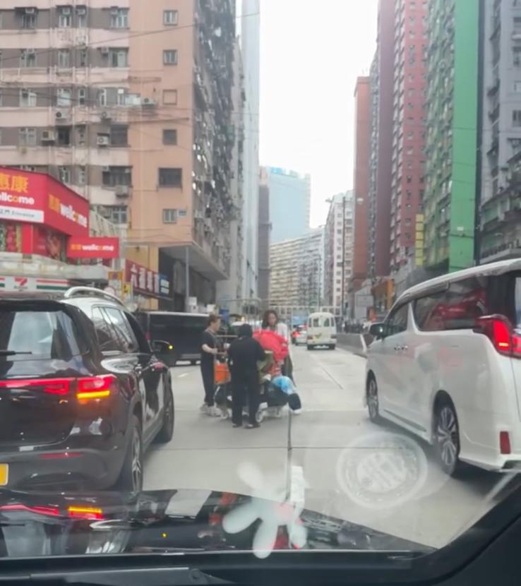 唐詩詠被直擊落車幫婆婆推垃圾車。