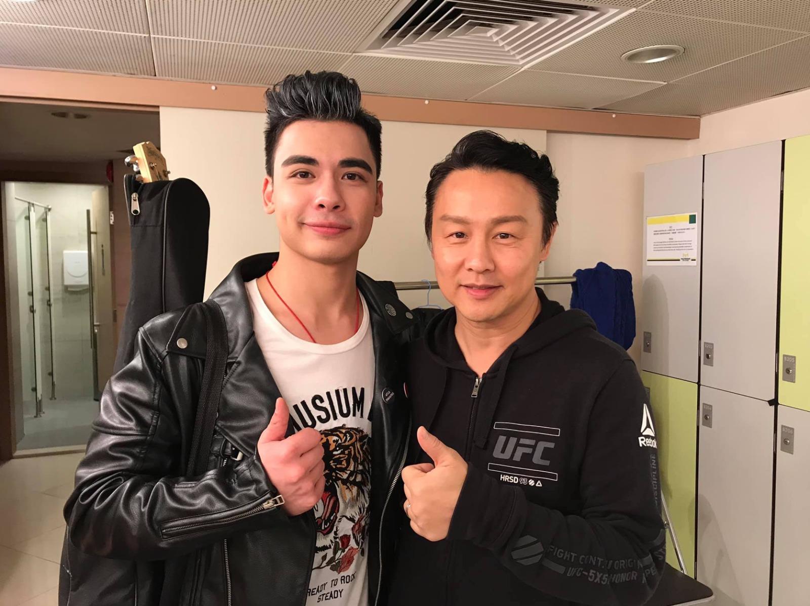 Aden曾與鄭敬基合照。