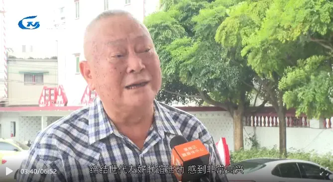 深溪社區代表劉思民表示「睦鄰友好」很高興。(潮南電視台截圖)