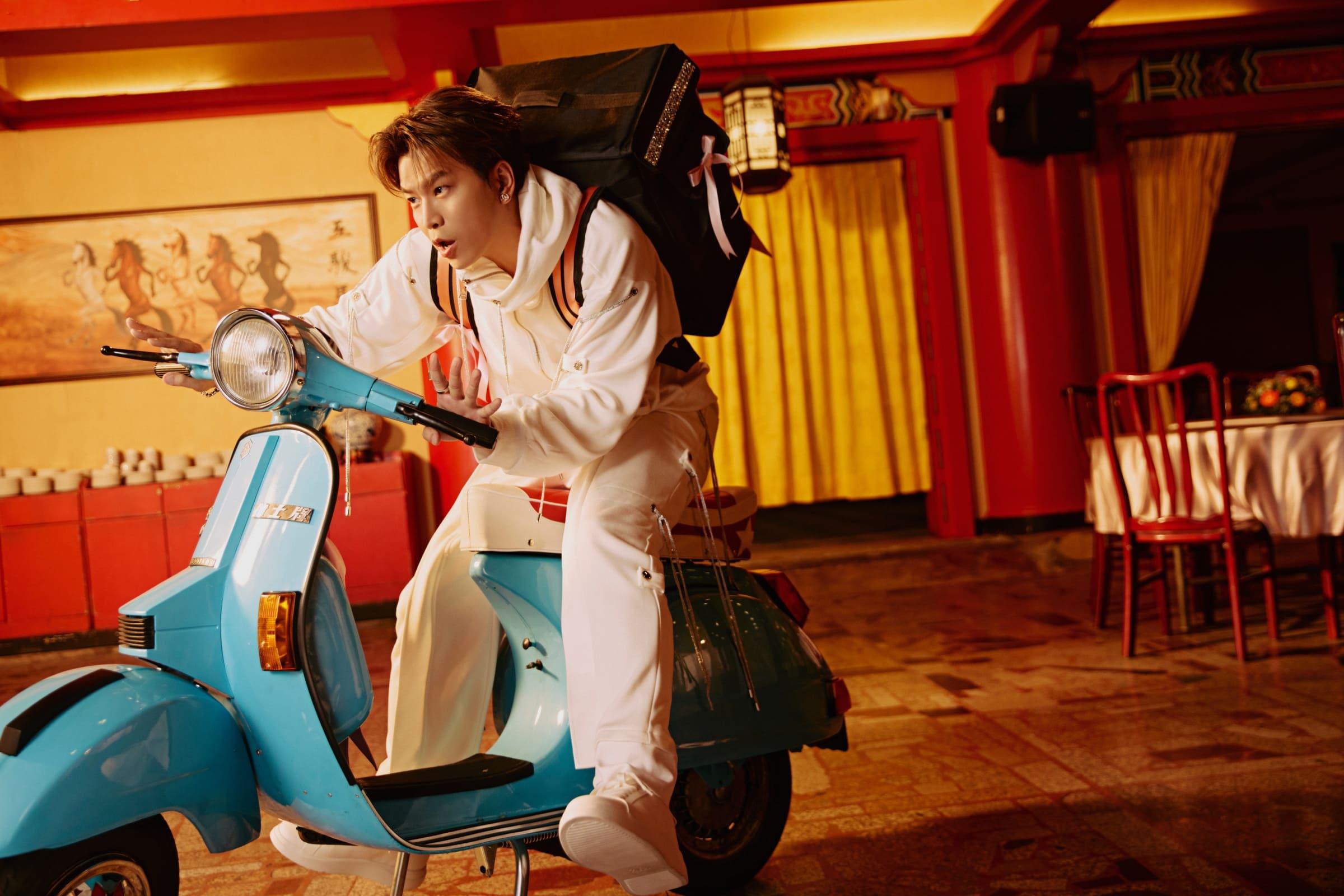 阿弟化身神速外送員 一有訂單馬上去送達。