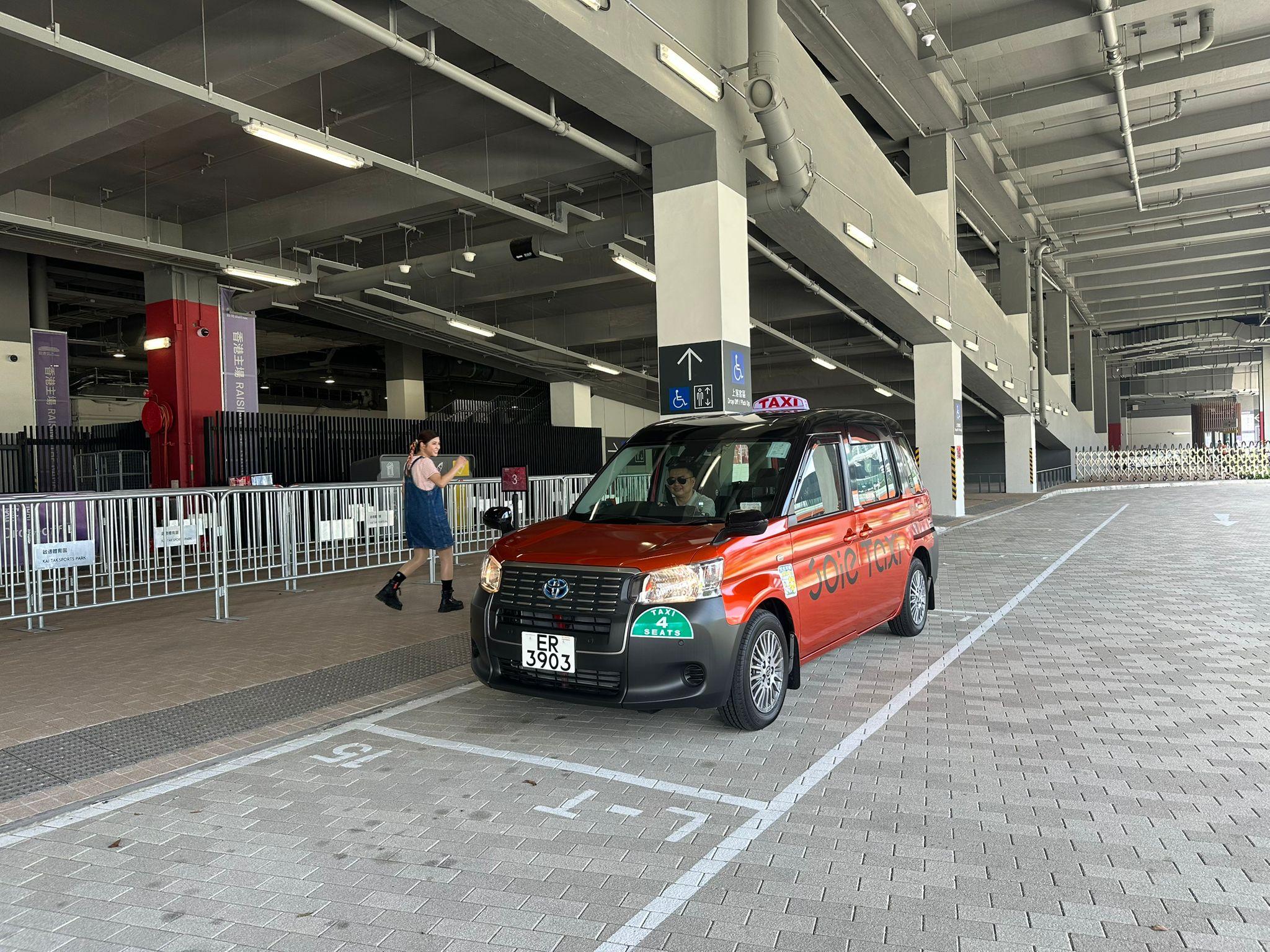 啟德體育園在 6 月 10 日球賽散場時,開放主場館的士上落客區供離場人士乘 搭的士離開。觀眾可於主場館 H 閘外,乘坐扶手電梯到 G 層的士上落客區乘搭的士。宋 皇臺道上落客區將不設的士上客服務。
