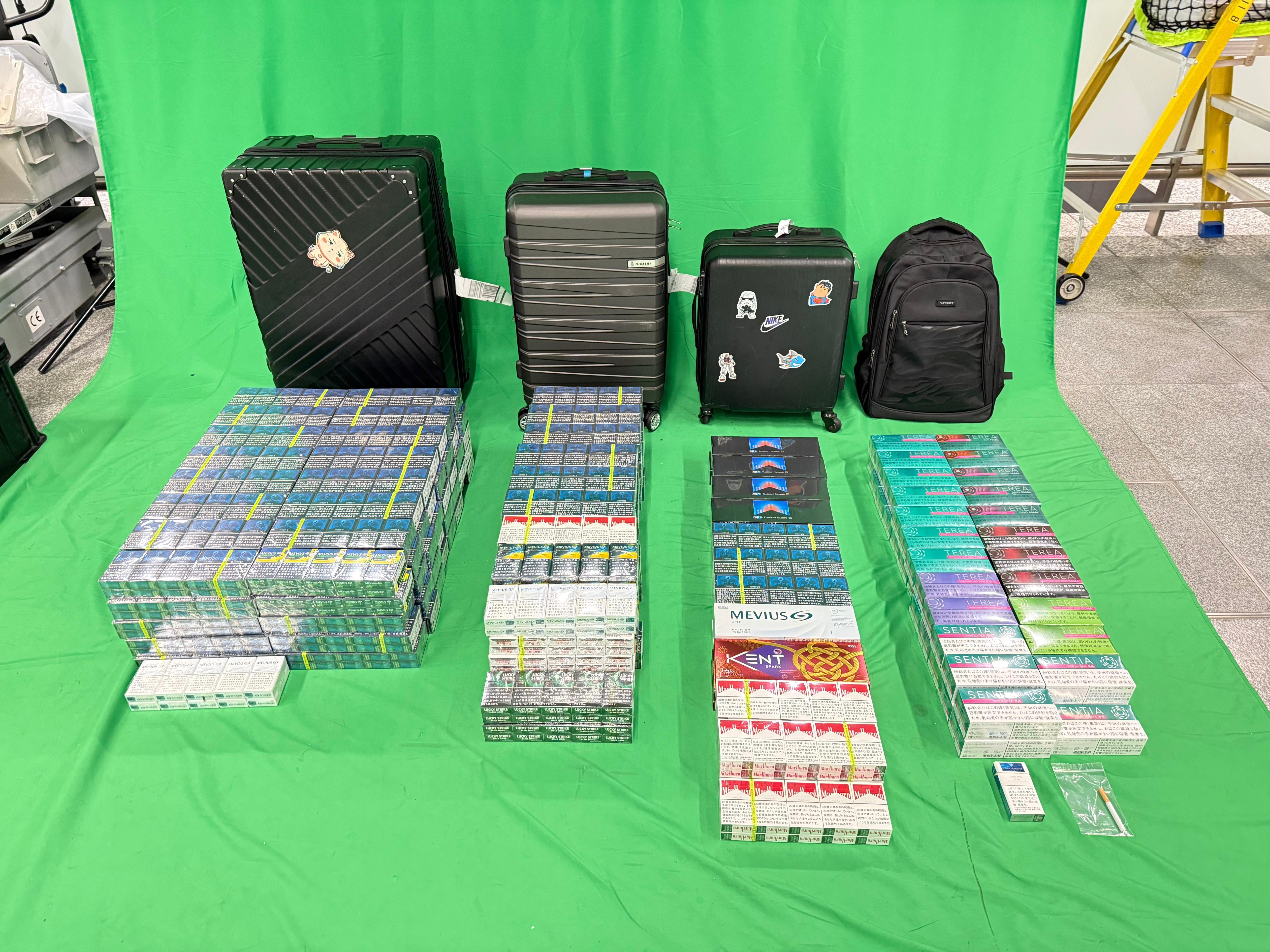 圖示檢獲的未完稅香煙及另類吸煙產品。(政府新聞處)