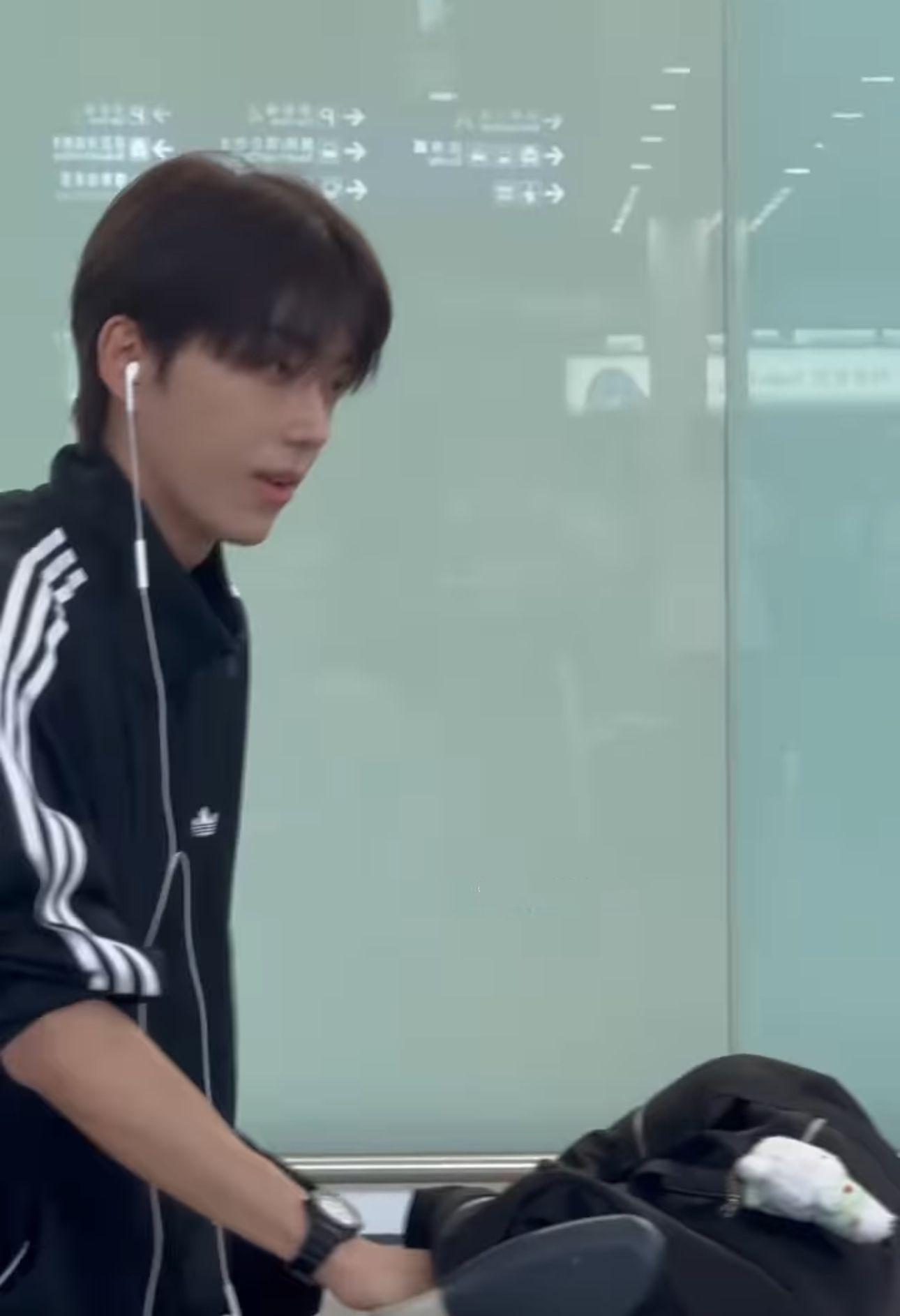 顏秋越昨日現身香港機場,不少粉絲聞風而至。