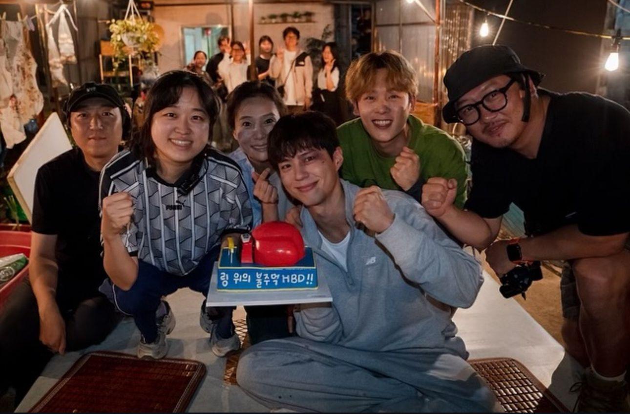 朴寶劍於拍攝現場,獲工作人員慶祝生日。