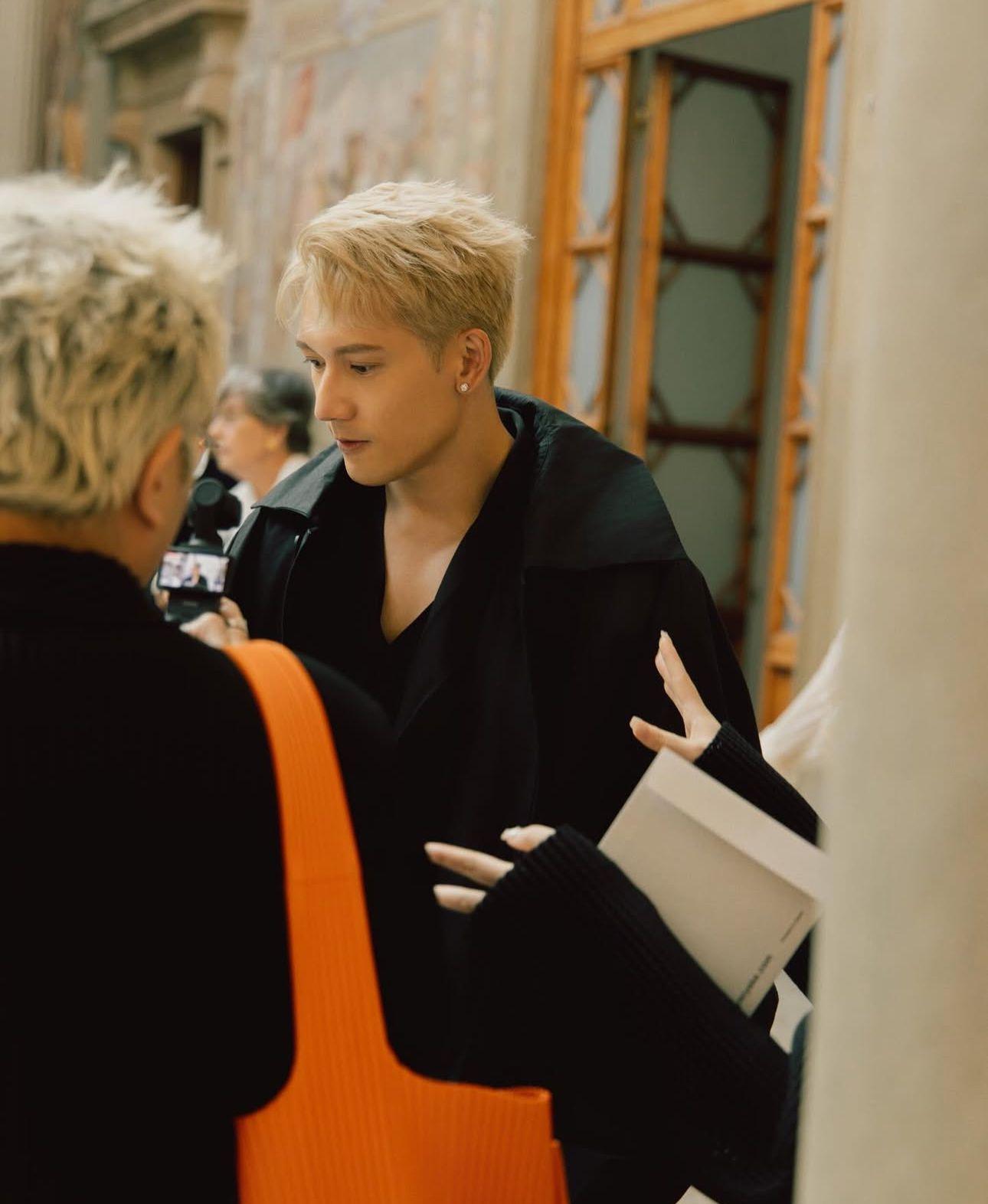 Kenny穿上品牌全黑秋冬新裝登場