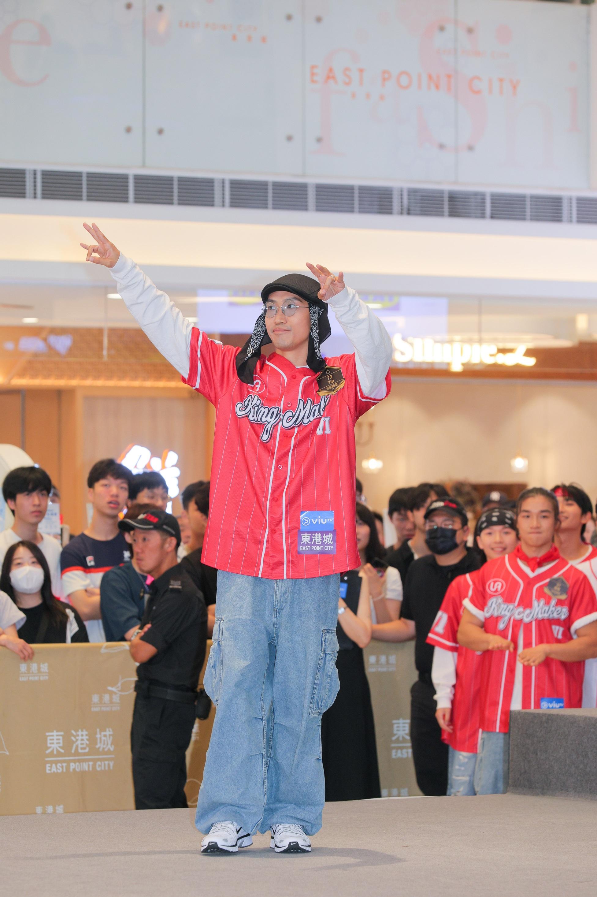 73號陳頴業表演跳舞。