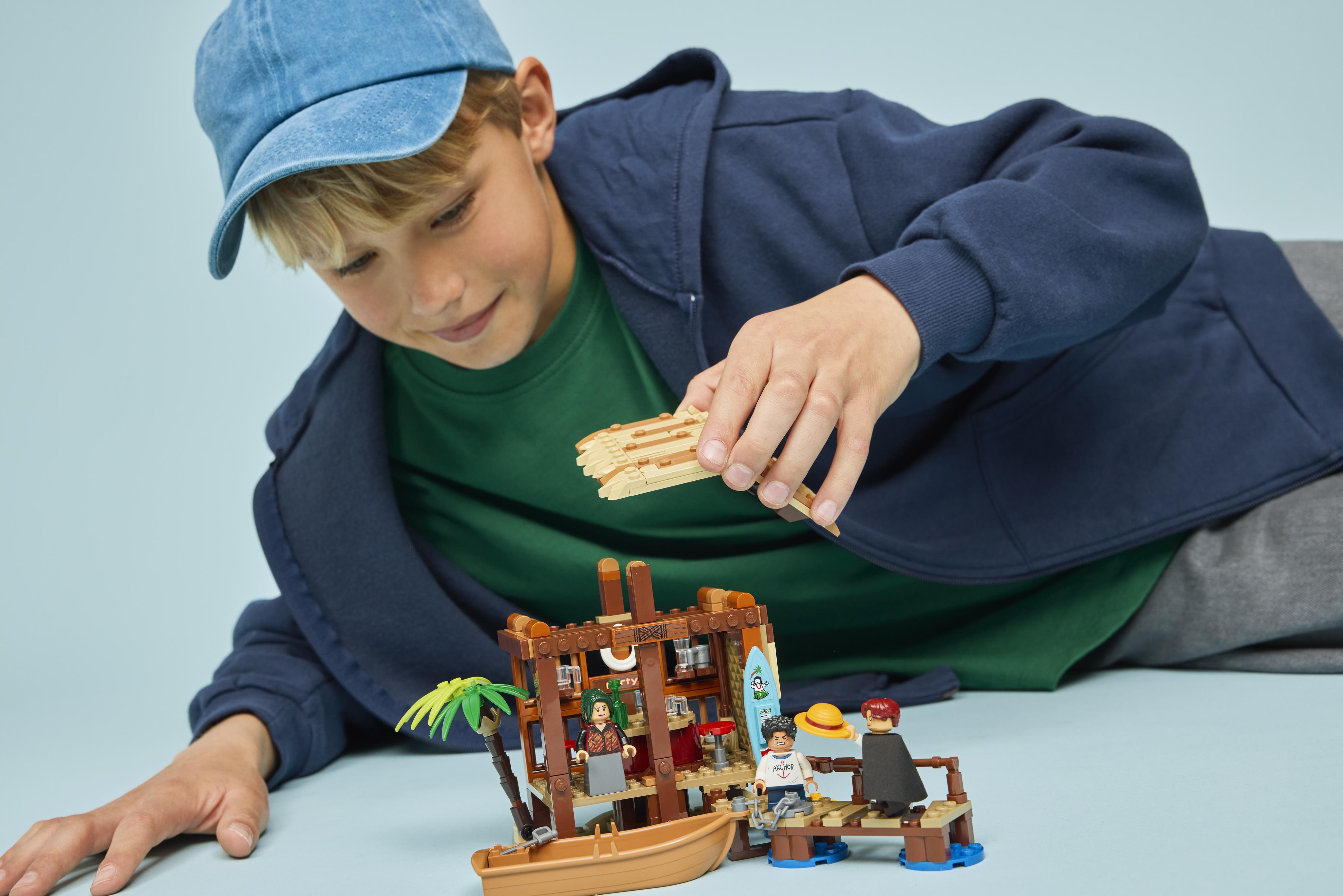 75636 LEGO《海賊王》風車村小屋帶領8歲及以上玩家重回那個改變命運的瞬間——路飛偷吃紅髮傑克珍藏的橡膠果實的經典場景。