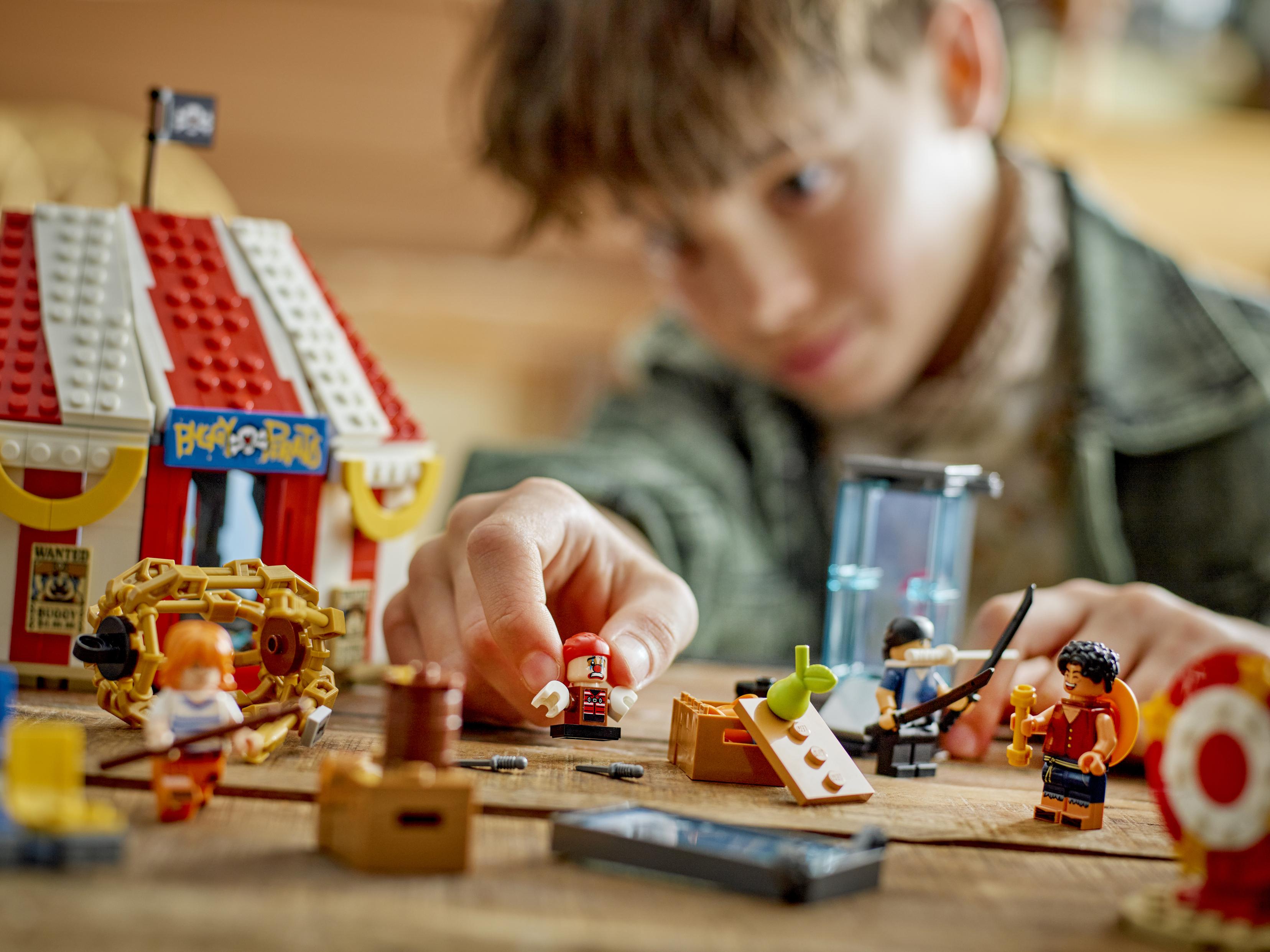 75637 LEGO®《海賊王》小丑巴其的馬戲團帳篷:詭計多端的反派小丑的老巢暗藏三個馬戲團機關:水箱、旋轉豎桌和懸吊鐵籠,英雄們必須從中逃脫出來。
