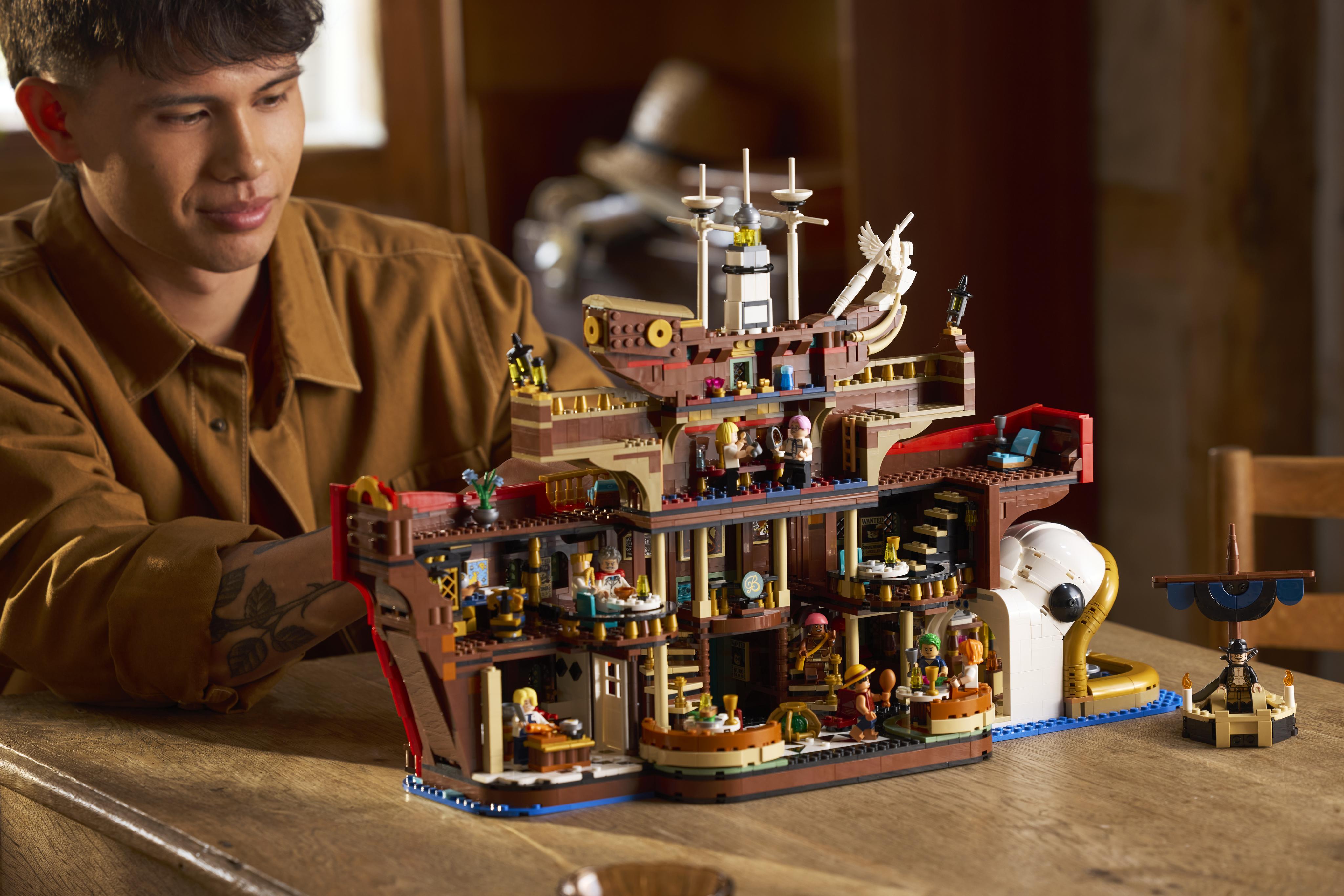 75640 LEGO® 《海賊王》芭拉蒂海上餐廳:魚形海上餐廳前設有碼頭,讓玩家可停泊「前進梅利號」,並還原索隆與密佛格之間緊張的劍決, 以及提供獨特的玩樂功能。這家標誌性的餐廳包含草帽海賊團、紅腳哲普、卡普、貝魯梅伯、克比、喬拉可爾·密佛格共10位角色的迷你人偶。