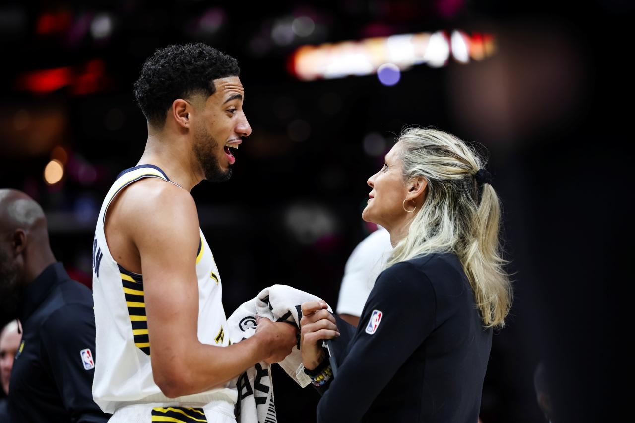 溜馬主將夏利貝頓(Tyrese Haliburton)信任助教Jenny Boucek。