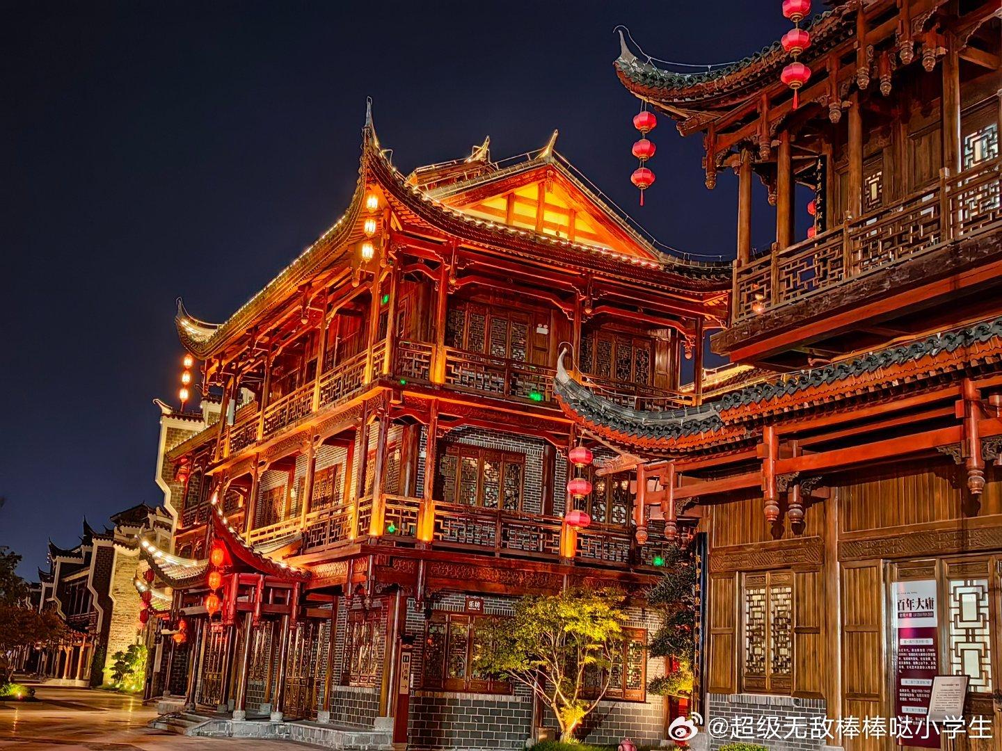 湖南張家界市的大庸古城打卡照,不時被放上小紅書。