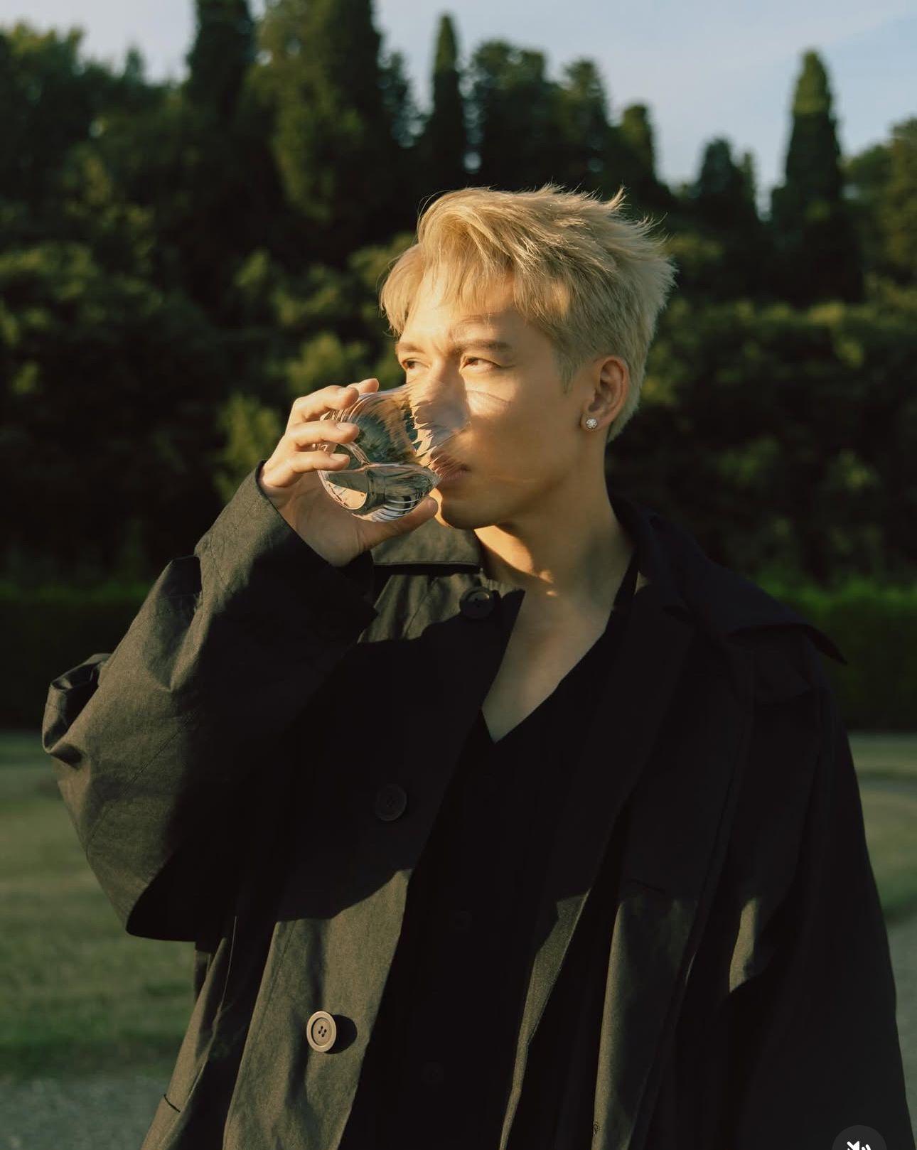 Kenny穿上品牌全黑秋冬新裝登場。