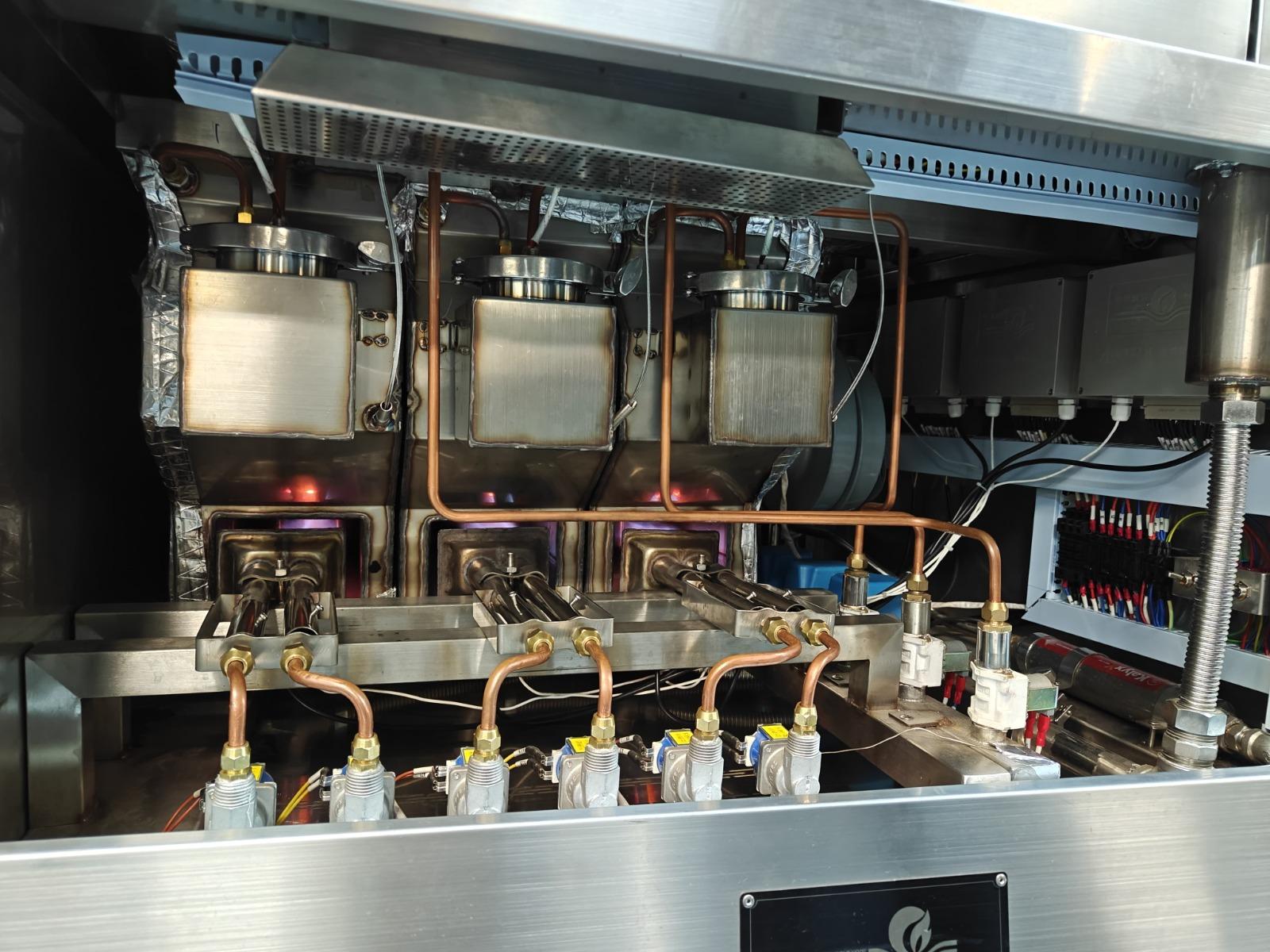 世望發展有限公司的蒸櫃設有三個獨立的蒸氣產生器,並配有強制自動排水功能,可減少產生水垢,保障蒸櫃效能。