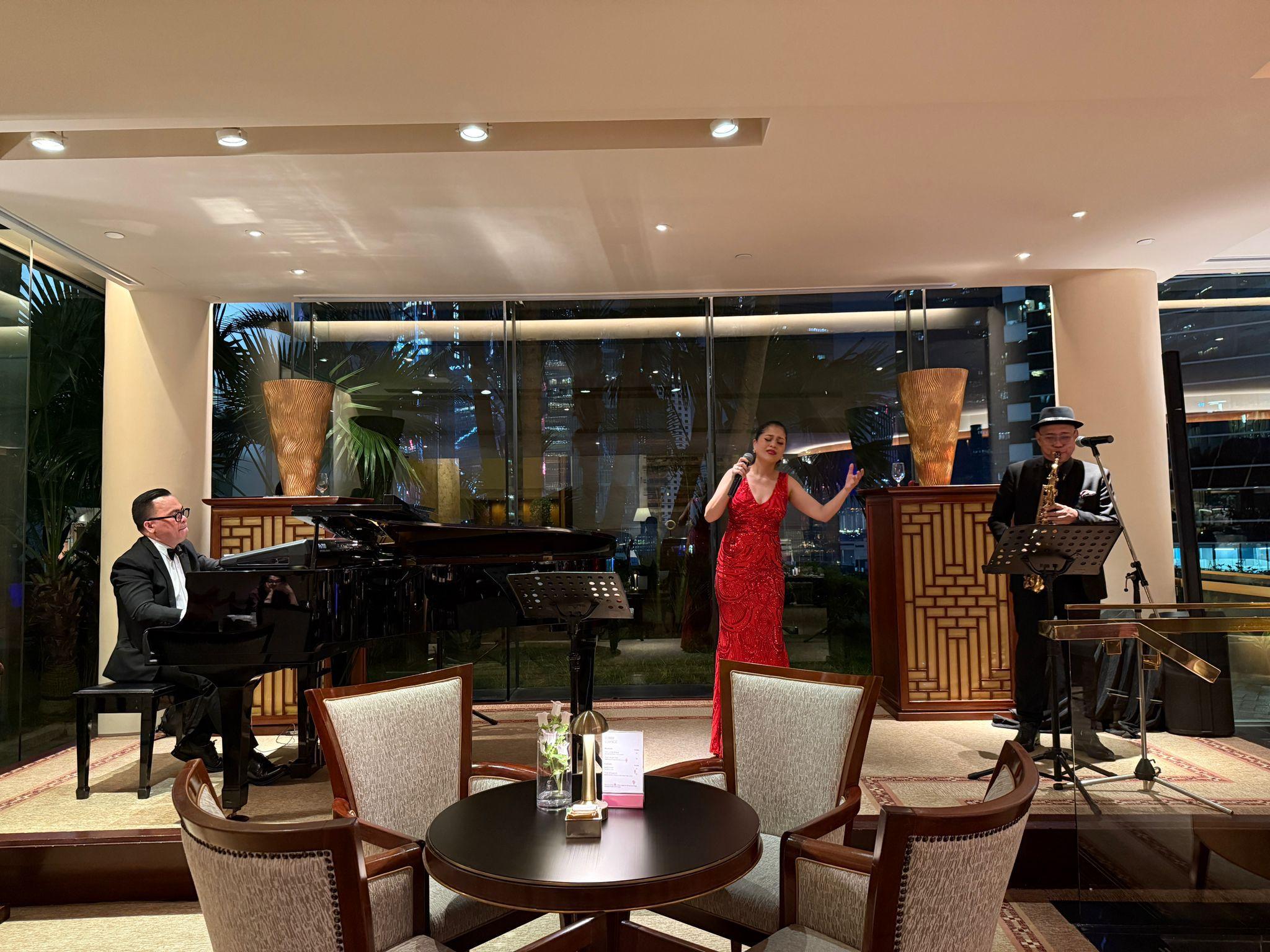 有駐場歌手及樂隊演奏爵士及流行曲。