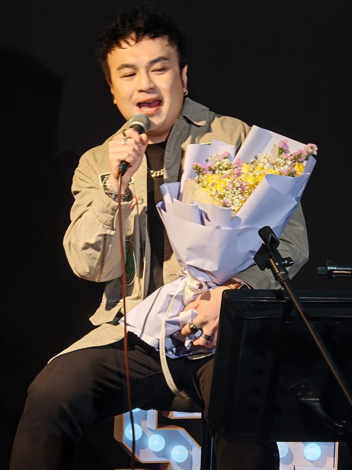 席上歌迷向Sean送上鮮花。