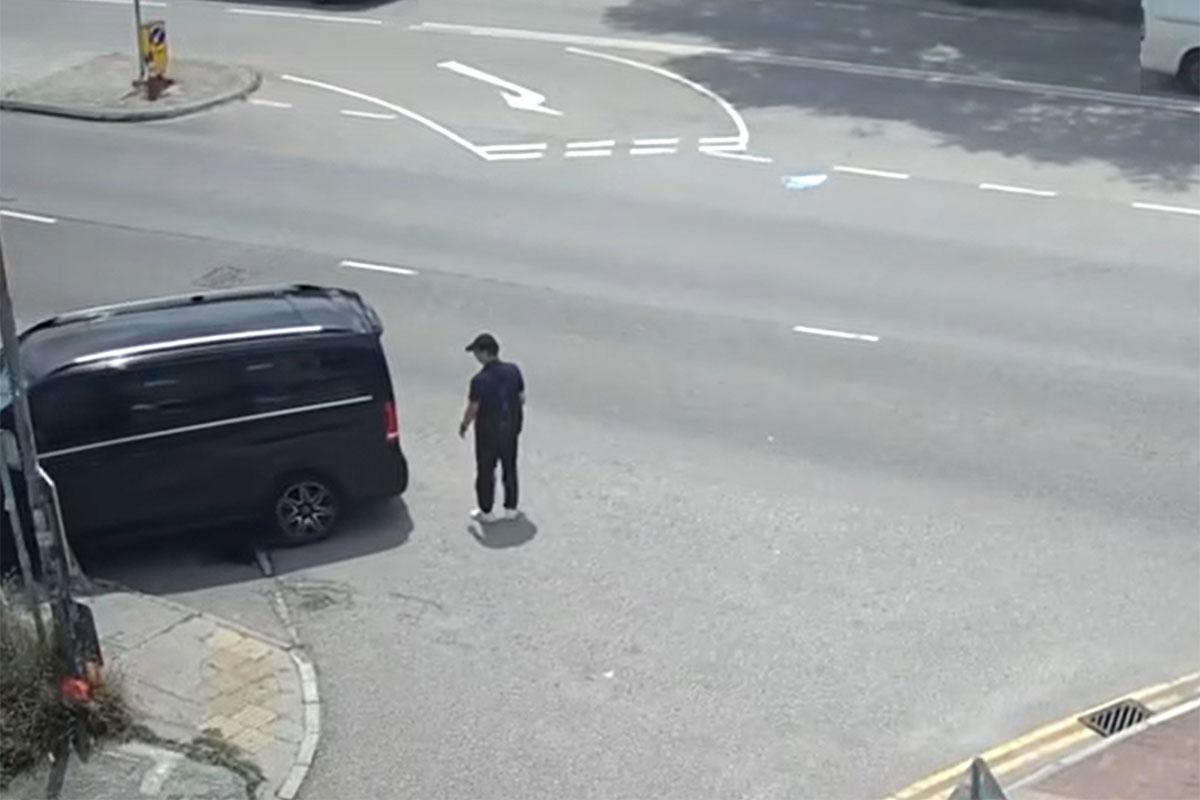 肇事私家車疑未有察覺拐杖男而開始倒車。(網民Johnny Cheung@FB群組「車cam L(香港群組)」)