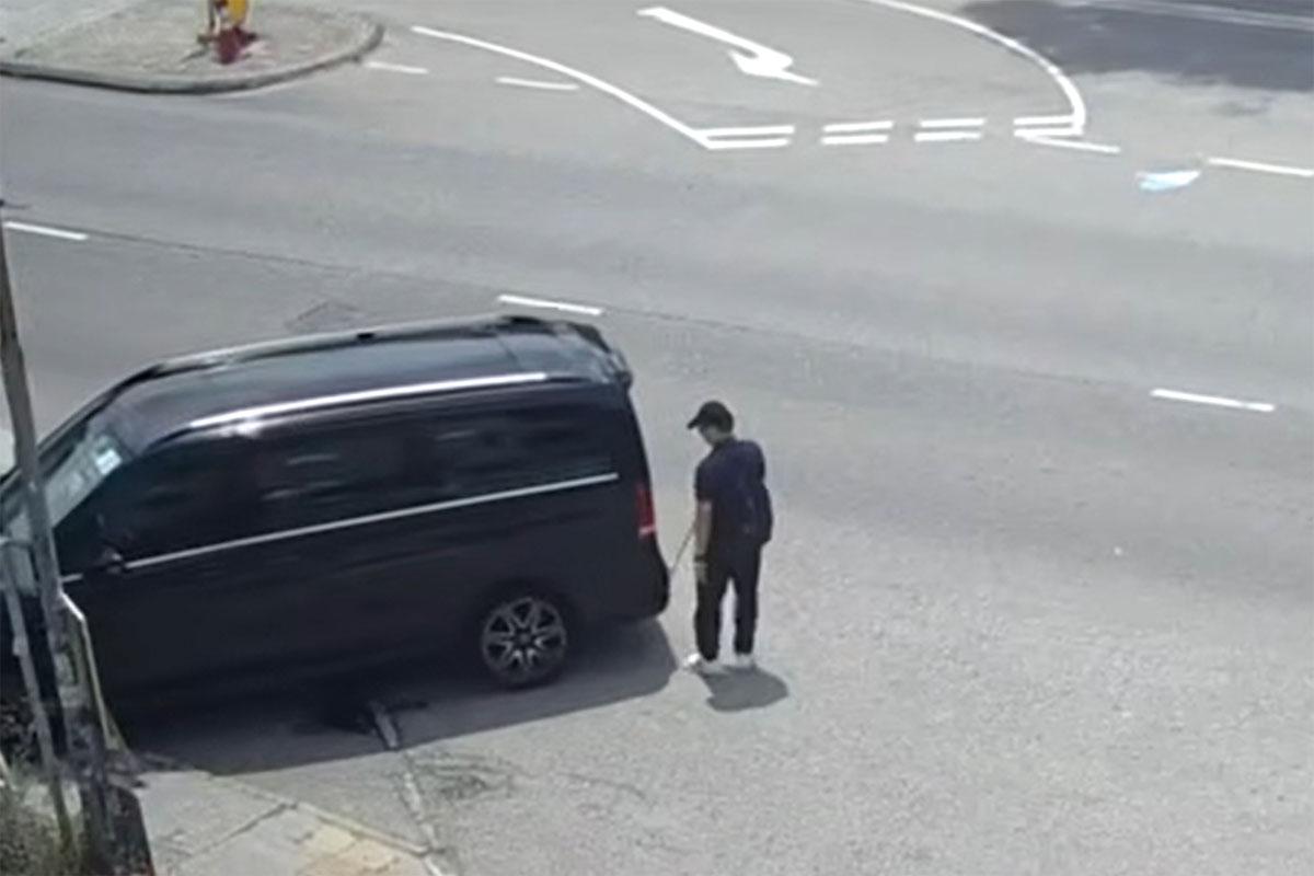 拐杖男大叫「喂」一聲再用拐杖拍打車尾示意。(網民Johnny Cheung@FB群組「車cam L(香港群組)」)