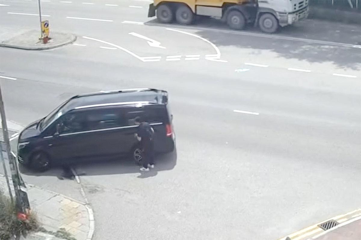 私家車停下數秒後繼續倒車,拐杖漢突慘叫然後緩緩倒地。(網民Johnny Cheung@FB群組「車cam L(香港群組)」)