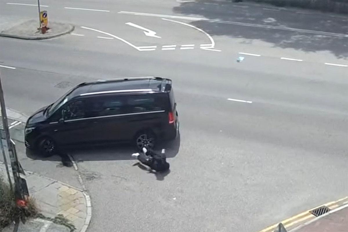 私家車停下數秒後繼續倒車,拐杖男突慘叫然後緩緩倒地。(網民Johnny Cheung@FB群組「車cam L(香港群組)」)