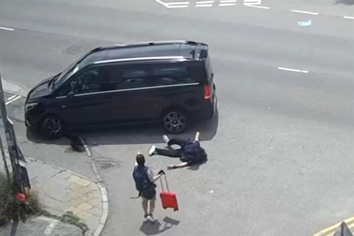 一名持手拉車的女子見狀,跑上前照顧拐杖男。(網民Johnny Cheung@FB群組「車cam L(香港群組)」)