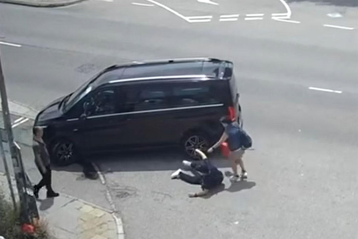 一名持手拉車的女子見狀,跑上前照顧拐杖男。(網民Johnny Cheung@FB群組「車cam L(香港群組)」)