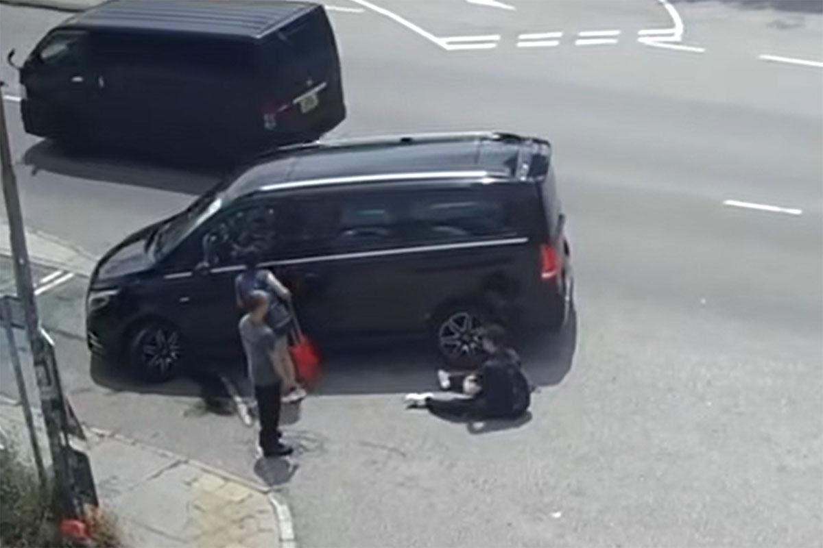 另一男子見狀也上前了解事件,但未知二人是否認識拐杖男。(網民Johnny Cheung@FB群組「車cam L(香港群組)」)