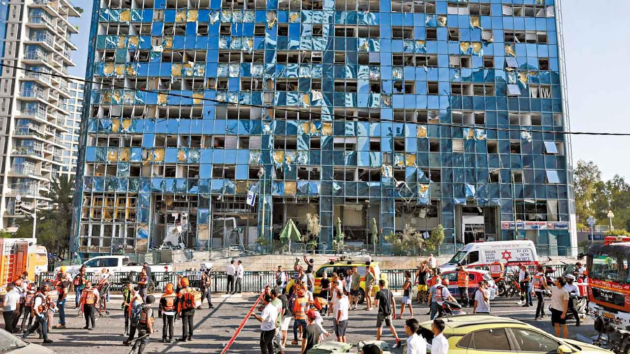 以色列商業中心拉馬干有住宅大廈遭導彈擊中,損毀嚴重。(路透社)