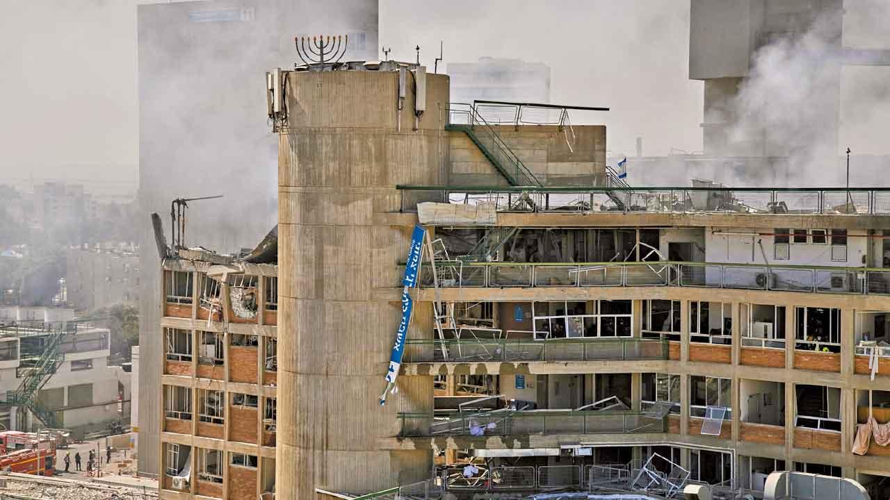 以色列南部一間醫院中彈冒煙。(美聯社)