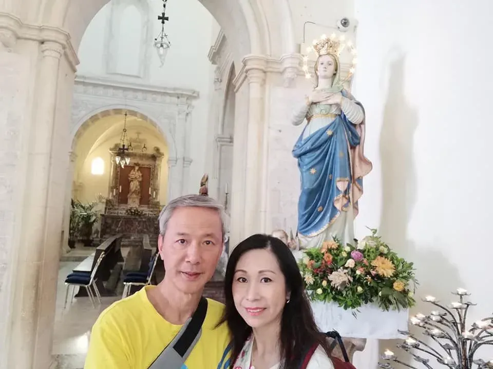 陳榮峻坦言自己快將70歲,自己現時享受半退休生活,愛跟太太吳香倫周圍去。