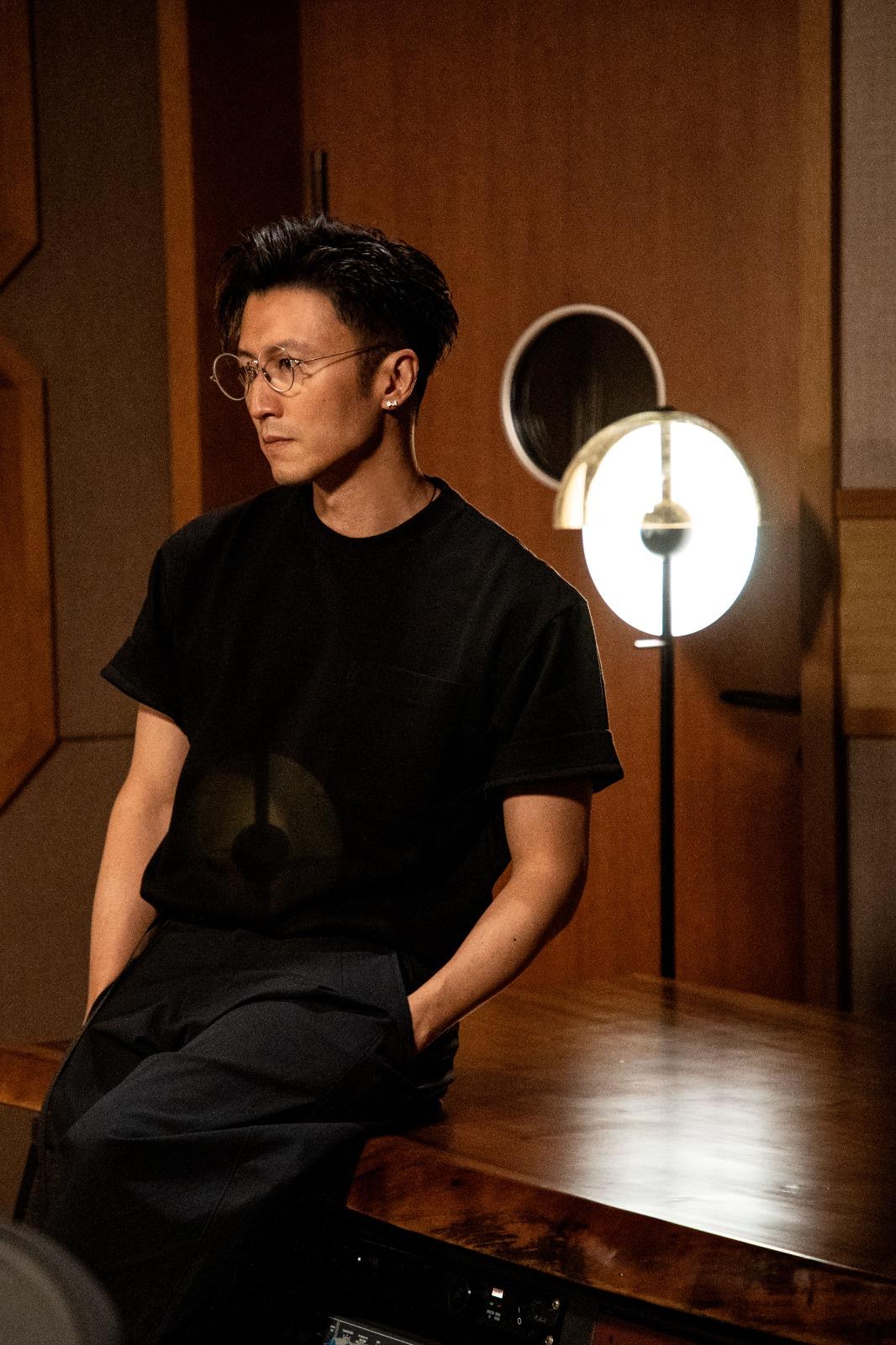 霆鋒為逾20年前舊作《香水》,重新製作。