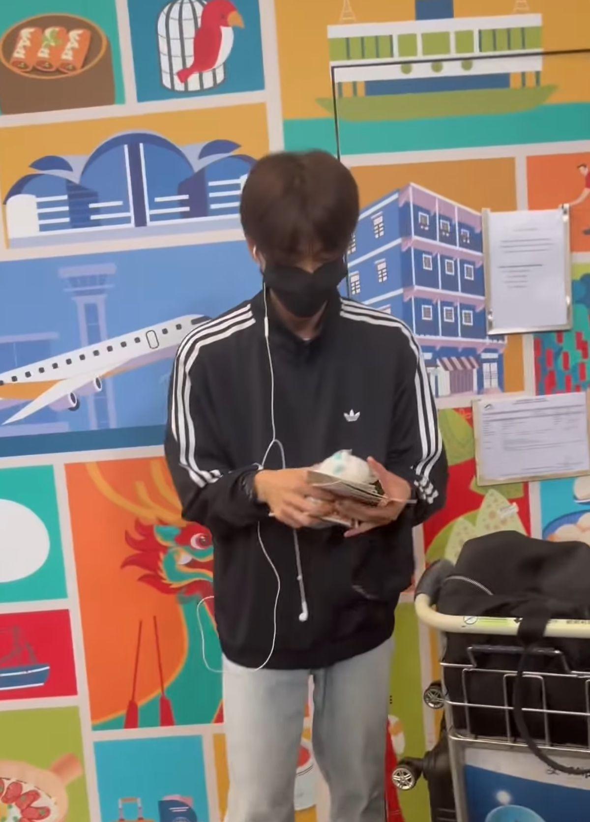 顏秋越收下粉絲禮物後被包含無奈任影。