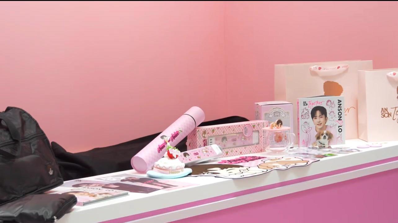 《Anson Lo & Sontos - Together We Glow Popup Store》由即日起至7月11日在九龍塘又一城舉行。