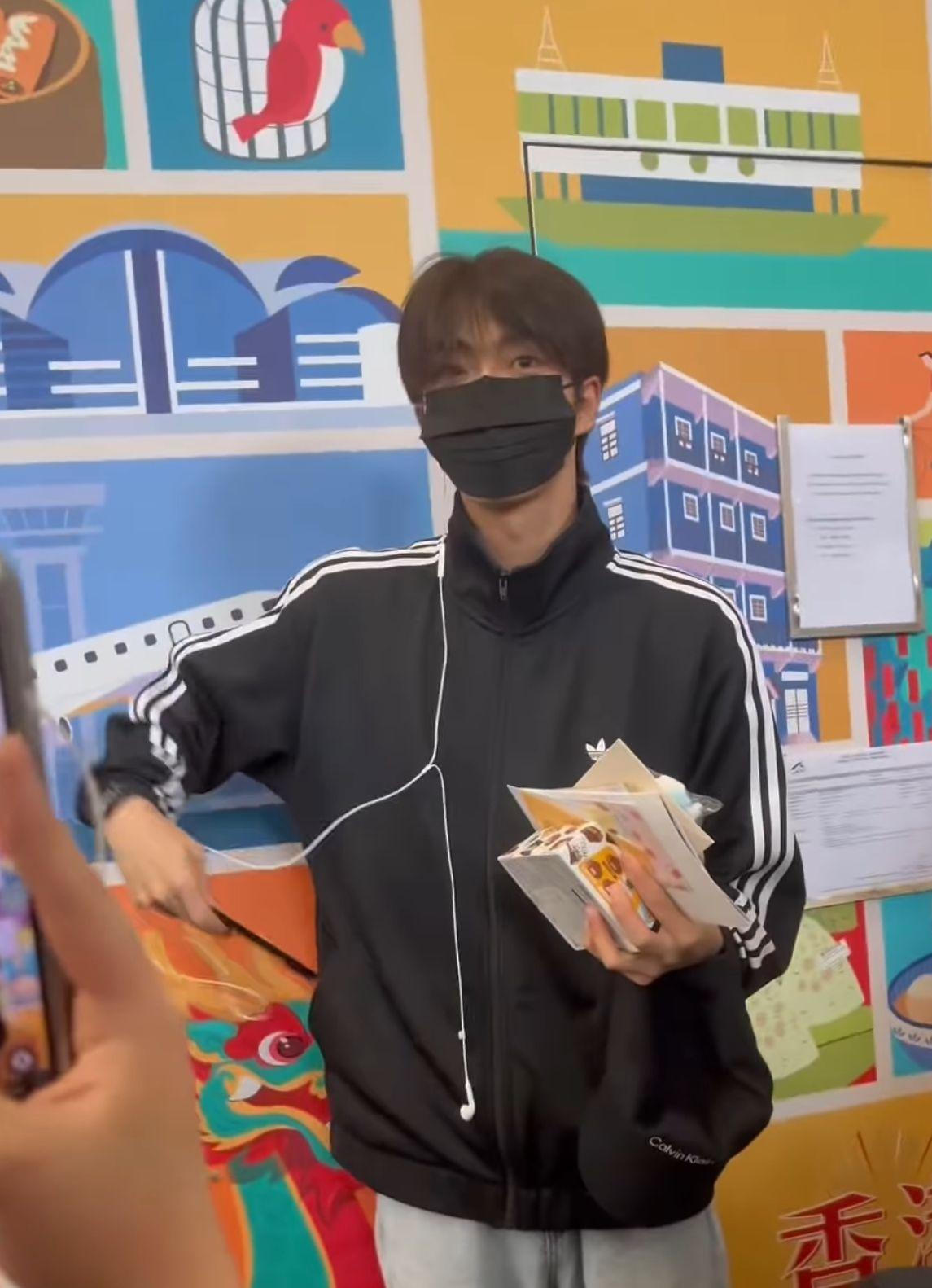 顏秋越收下粉絲禮物後被包含無奈任影。