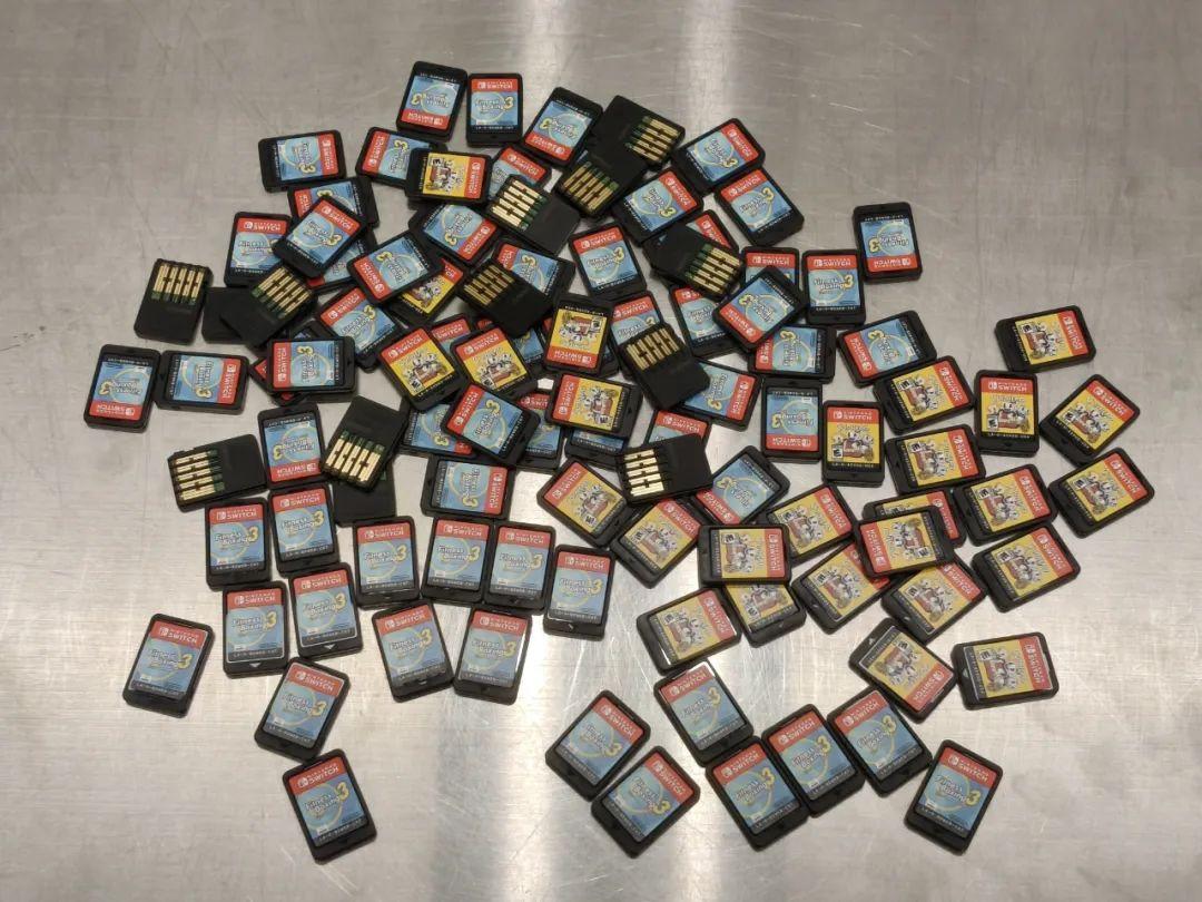 深圳市皇崗海關在福田口岸旅檢入境渠道,查獲一名女子身上藏匿105張日本任天堂遊戲機Switch的遊戲卡。該旅客表示是受他人委託攜帶上述物品入境,並收取帶工費。(內地海關總署)