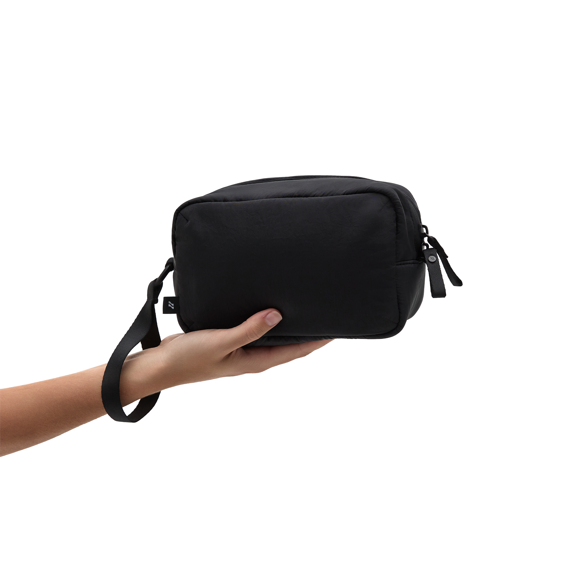 洗漱包(HK$300)與隨身包(HK$350)採用柔軟防護外層,專為收納與保護盥洗用品與貼身物品而設。不論作為輔助收納,或獨立攜帶使用,皆迎合生活所需,亦展現細節品味。