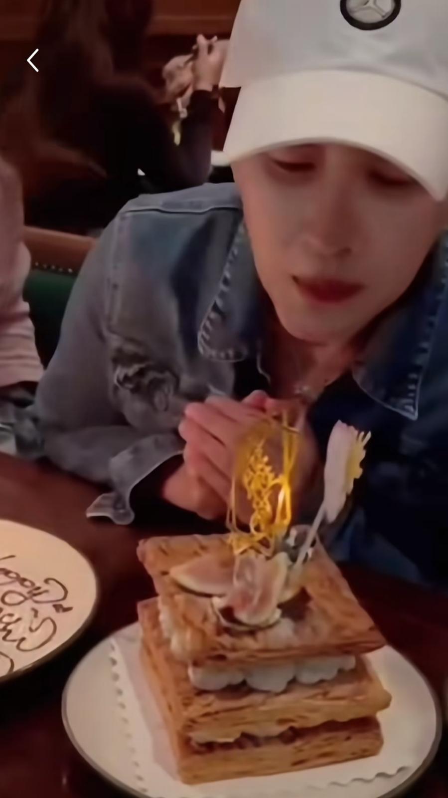 Flora身穿牛仔褸配搭白色帽示人,打扮十分低調,不過星味十足。