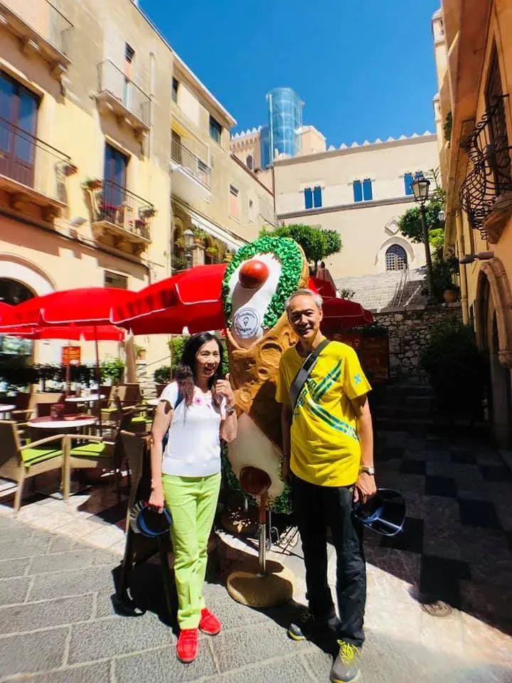 陳榮峻坦言自己快將70歲,自己現時享受半退休生活,愛跟太太吳香倫周圍去。